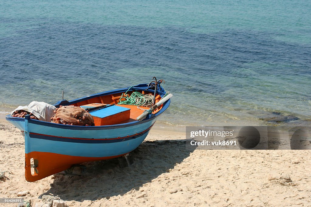 Bateau de pêche sur la plage-Afrique tunisien