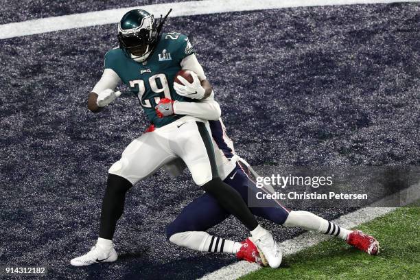 LeGarrette Blount of the Philadelphia Eagles carries the ball for a 21-yard touchdown run during the second quarter against the New England Patriots...