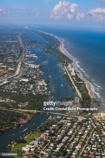 luchtfoto van de jupiter beach inlaat - south florida v miami stockfoto's en -beelden