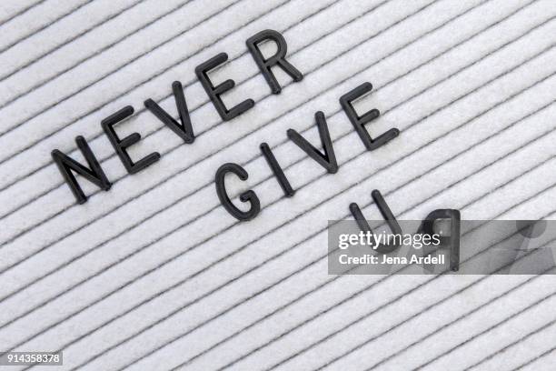 letterboard never give up on goals - couch potato refrán en inglés fotografías e imágenes de stock