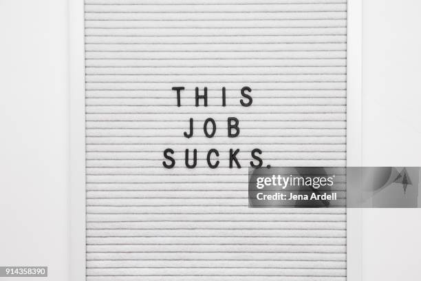 this job sucks i hate my job letterboard - hate palabra en inglés fotografías e imágenes de stock