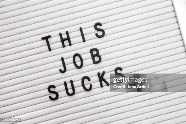 work sucks i hate my job this job sucks letterboard - couch potato refrán en inglés fotografías e imágenes de stock