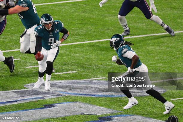 Philadelphia Eagles quarterback Nick Foles goes to hand the ball off to Philadelphia Eagles running back LeGarrette Blount during the second quarter...