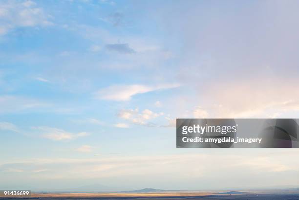 cloudscape de céu abstrato paisagem de montanha ao pôr do sol - sandia mountains - fotografias e filmes do acervo