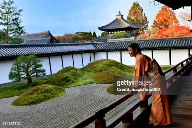 japanische frau im kimono japanischer garten im tofukuji, kyoto zu schätzen - karesansui stock-fotos und bilder