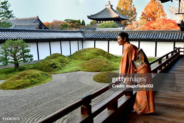 mujer japonesa en kimono apreciando el jardín japonés en el tofukuji, kyoto - jardín japonés fotografías e imágenes de stock