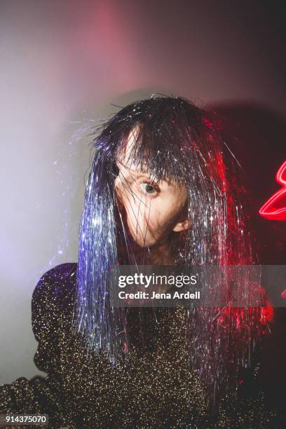 retro 90s woman wearing wig and 80s clothes - tinsel stock pictures, royalty-free photos & images