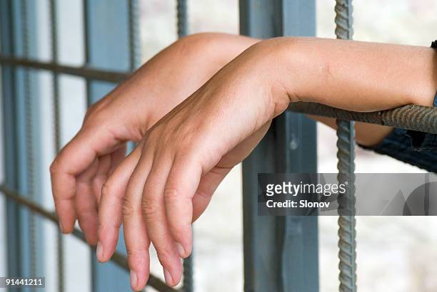 hände und bars - women in prison stock-fotos und bilder