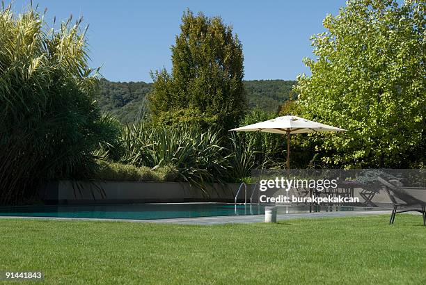 home garden und swimmingpool, der türkei, istanbul, zekeriyaköy - gartenschirm stock-fotos und bilder