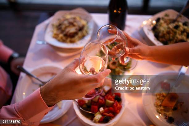 junges paar, romantisches abendessen - dinner at restaurant stock-fotos und bilder