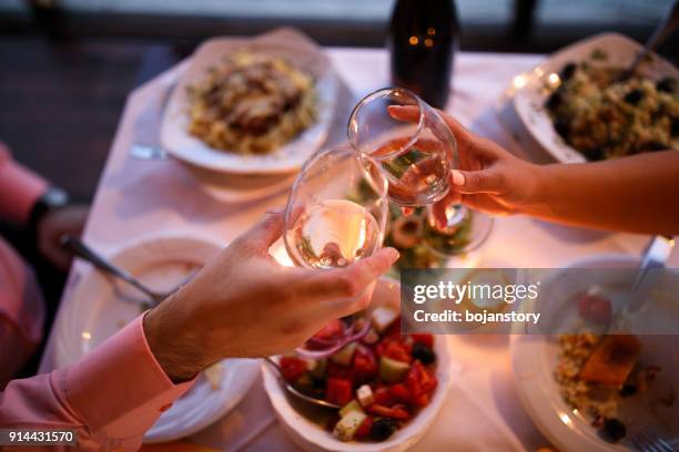 jeune couple bénéficiant d’un dîner romantique - romance photos et images de collection