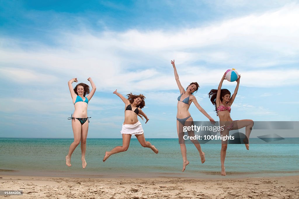 Springen Mädchen am Strand