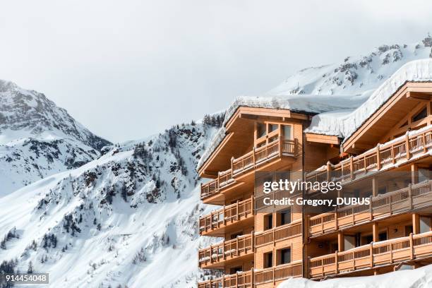 chalet madera comun en francés val d ' isère de esquí con nevados alpes montaña - savoy hotel fotografías e imágenes de stock