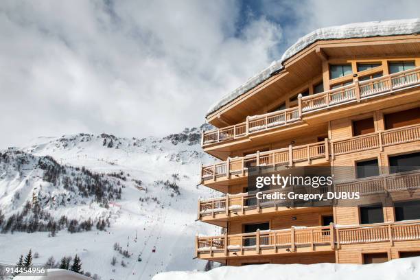 chalet madera comun en francés val d ' isère de esquí con nevados alpes montaña - savoy hotel fotografías e imágenes de stock