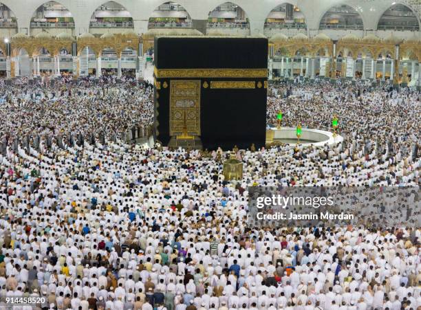 kaaba in mecca - pilgrims stock-fotos und bilder