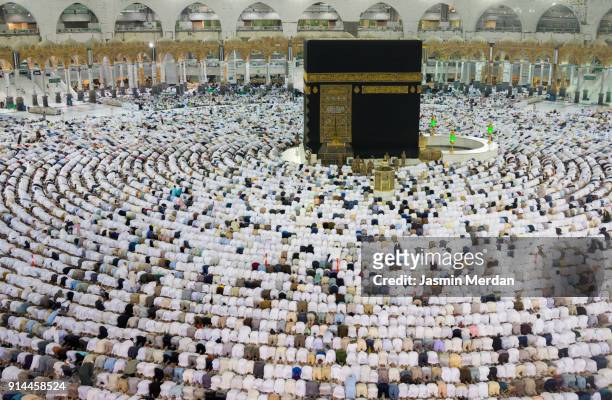 millions of people praying in holy mosque in mecca - al haram mosque stockfoto's en -beelden