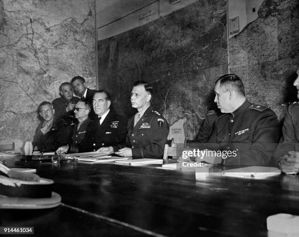 Photo prise le 7 mai 1945 à Reims, représentant les officiers des armées alliées qui paraphent la capitulation de l'Allemagne. Côté vainqueurs,...