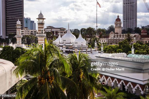 the masjik jamek, or friday mosque, and the sultan abdul samad building in the heart of kuala lumpur, malaysia - masjid jamek stockfoto's en -beelden