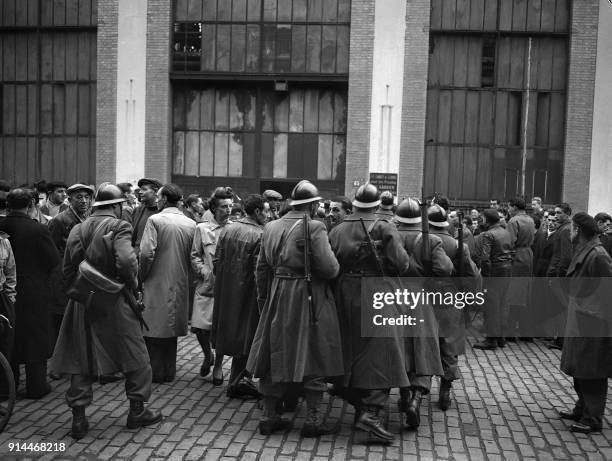 Group of French policemen mingles with strikers outside the Citroen Car plant in Paris 20 November 1947. Later that same day, as most strikers...