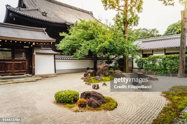 traditionella japanska tempelet i kyoto - japansk trädgård bildbanksfoton och bilder