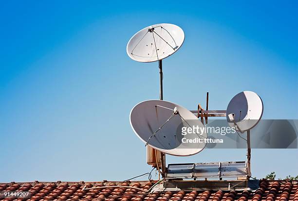branco televisão via satélite direção de maneiras diferentes - equipamento de telecomunicações - fotografias e filmes do acervo