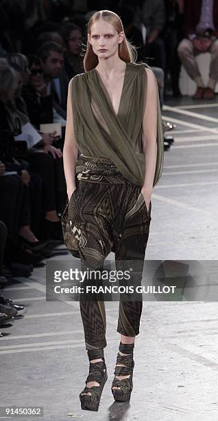 Model presents an outfit by Italian designer Riccardo Tisci for Givenchy during ready-to-wear Spring-Summer 2010 fashion show on October 4, 2009 in...