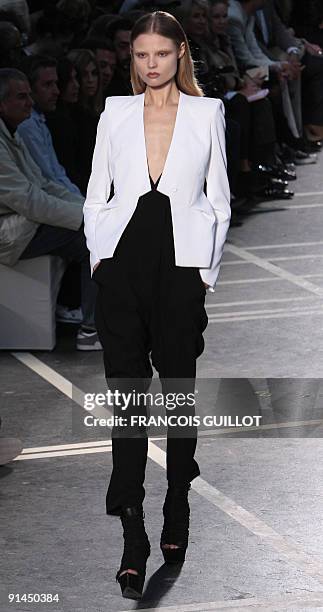 Model presents an outfit by Italian designer Riccardo Tisci for Givenchy during ready-to-wear Spring-Summer 2010 fashion show on October 4, 2009 in...