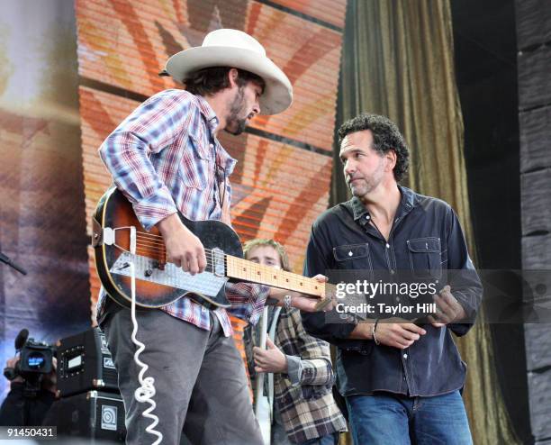 Mickey Raphael Wireless Rig 205 Verizon Wireless Amphitheater (St Louis) Stock Photos, High-Res ...