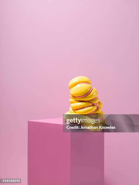 slime tied with rope balancing on plinth - slimed stock-fotos und bilder