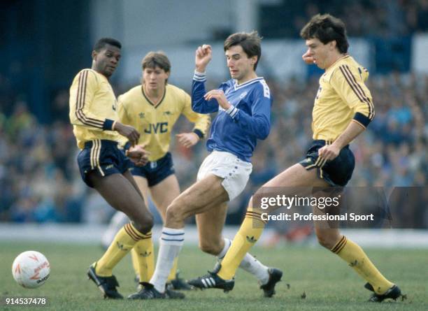 Alan Smith of Leicester City is crowded out by Arsenal players including Paul Davis , Steve Williams and David O'Leary during a Canon League Division...