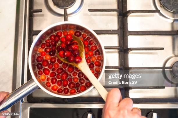 making cranberry sauce - cranberry sauce 個照片及圖片檔