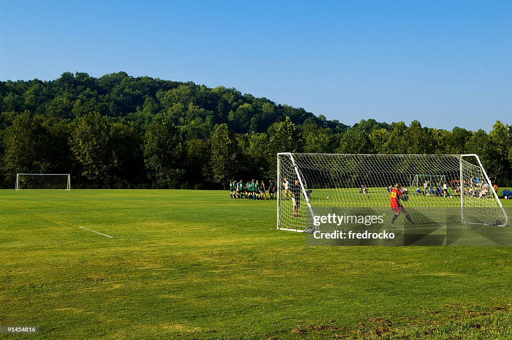 Joueurs de football jouer au Soccer sur le terrain de football avec ballon de football