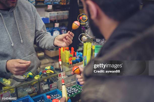 compra de cebo en una tienda del pescador - cebo fotografías e imágenes de stock