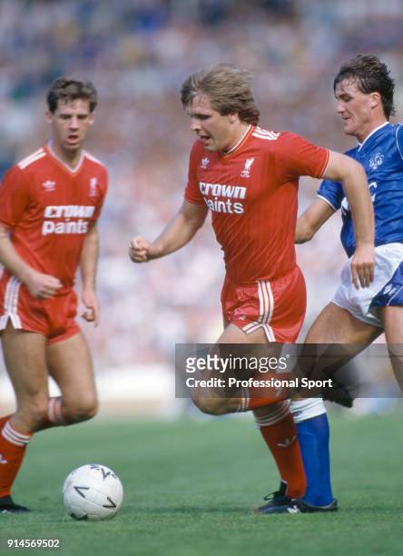 Jan Molby of Liverpool moves past Everton's Kevin Langley, watched by Jim Beglin during the 1986 FA Charity Shield between Liverpool and Everton at...