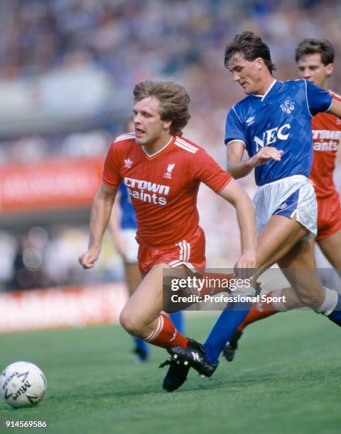 Jan Molby of Liverpool is tackled by Kevin Langley of Everton during the FA Charity Shield between Liverpool and Everton at Wembley Stadium on August...