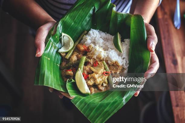 indonesische kip kerrie schotel met rijst geserveerd in bananenblad - curry leaves stockfoto's en -beelden