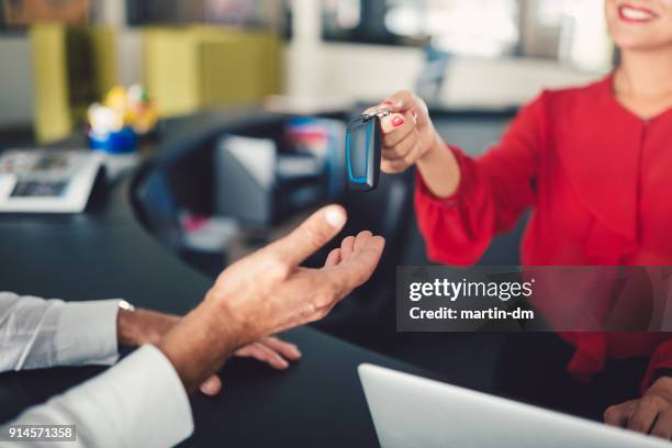 nieuwe auto kopen - car keys hand stockfoto's en -beelden