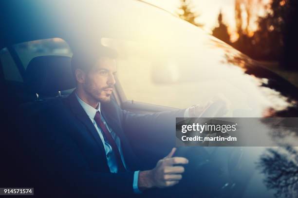 zakelijke reizen - business person driving stockfoto's en -beelden