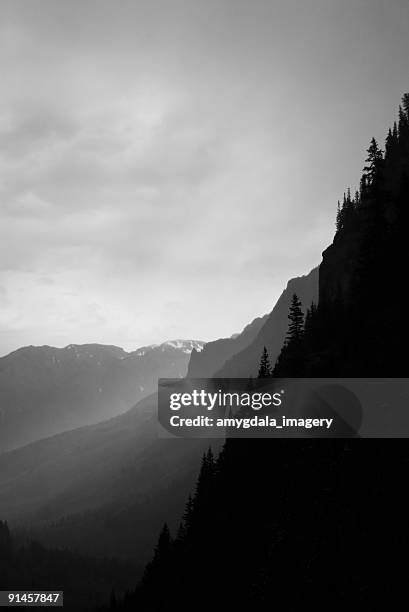 abstrakte landschaft gebirgskämme in schwarz und weiß - san juan mountains stock-fotos und bilder