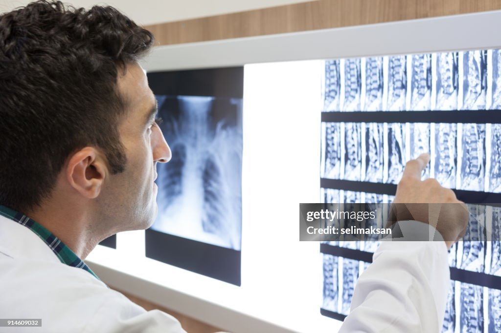 Medizin Arzt untersuchen Magnetresonanztomographie auf Light Box In Hospital