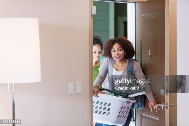 mujer joven con la madre, mudarse de apartamento - residencia estudiantil fotografías e imágenes de stock