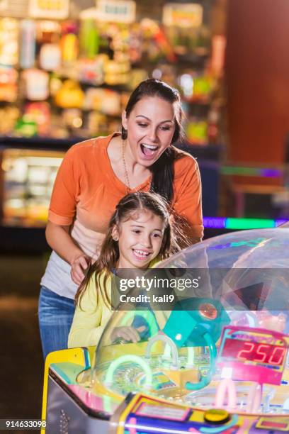 madre e hija juego de arcada de la diversión - amusement arcade fotografías e imágenes de stock