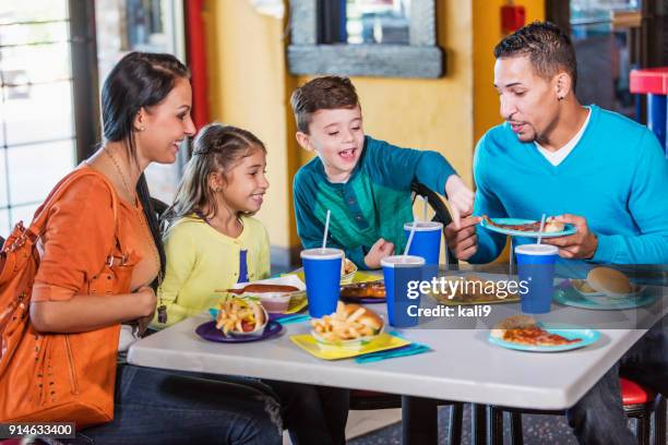 familj med två barn äta snabbmat - kid eating burger bildbanksfoton och bilder