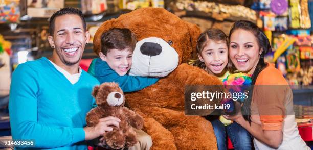 familie mit preisen in spielhalle - teddy awards 2017 stock-fotos und bilder