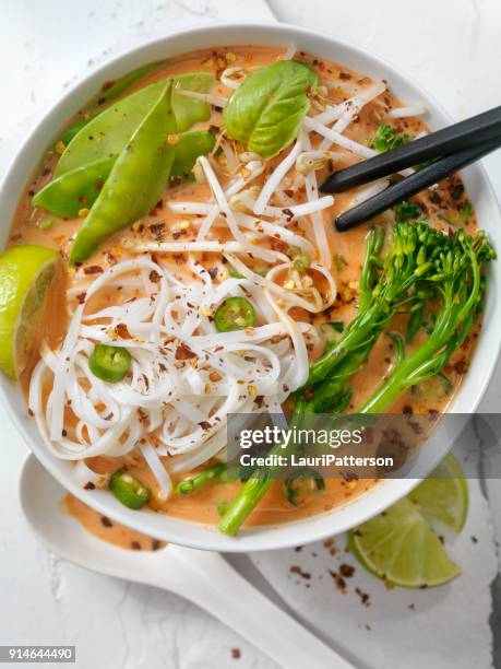 curry vermelho de sopa de macarrão com brócolis, brotos de feijão e manjericão fresco, - sopa de curry - fotografias e filmes do acervo