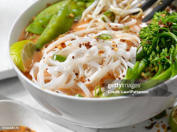 curry vermelho de sopa de macarrão com brócolis, brotos de feijão e manjericão fresco, - sopa de curry - fotografias e filmes do acervo