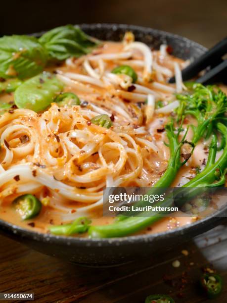 curry vermelho de sopa de macarrão com brócolis, brotos de feijão e manjericão fresco, - sopa de curry - fotografias e filmes do acervo