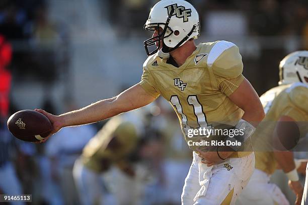 Quarterback Brett Hodges of Central Florida Knights hands off against the Memphis Tigers at Bright House Networks Stadium on October 3, 2009 in...