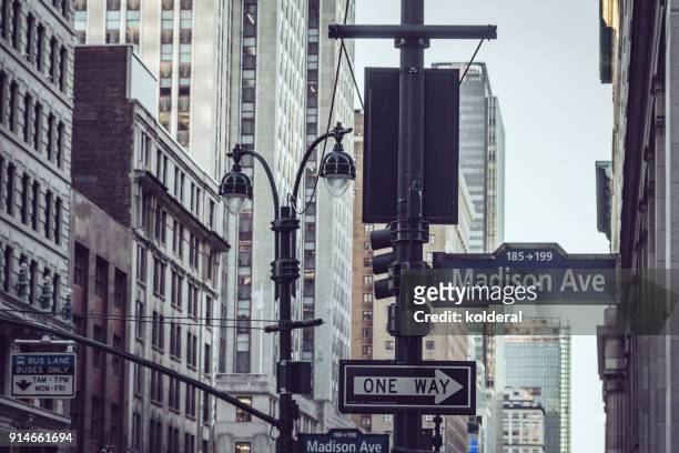 madison avenue directions signs. manhattan, new york - avenida madison fotografías e imágenes de stock