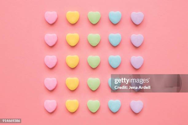 love hearts background valentine's day background with rainbow candy hearts - love is /// stock-fotos und bilder